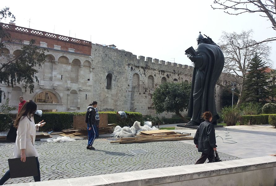 Skinute skele sa spomenika Grguru Ninskom