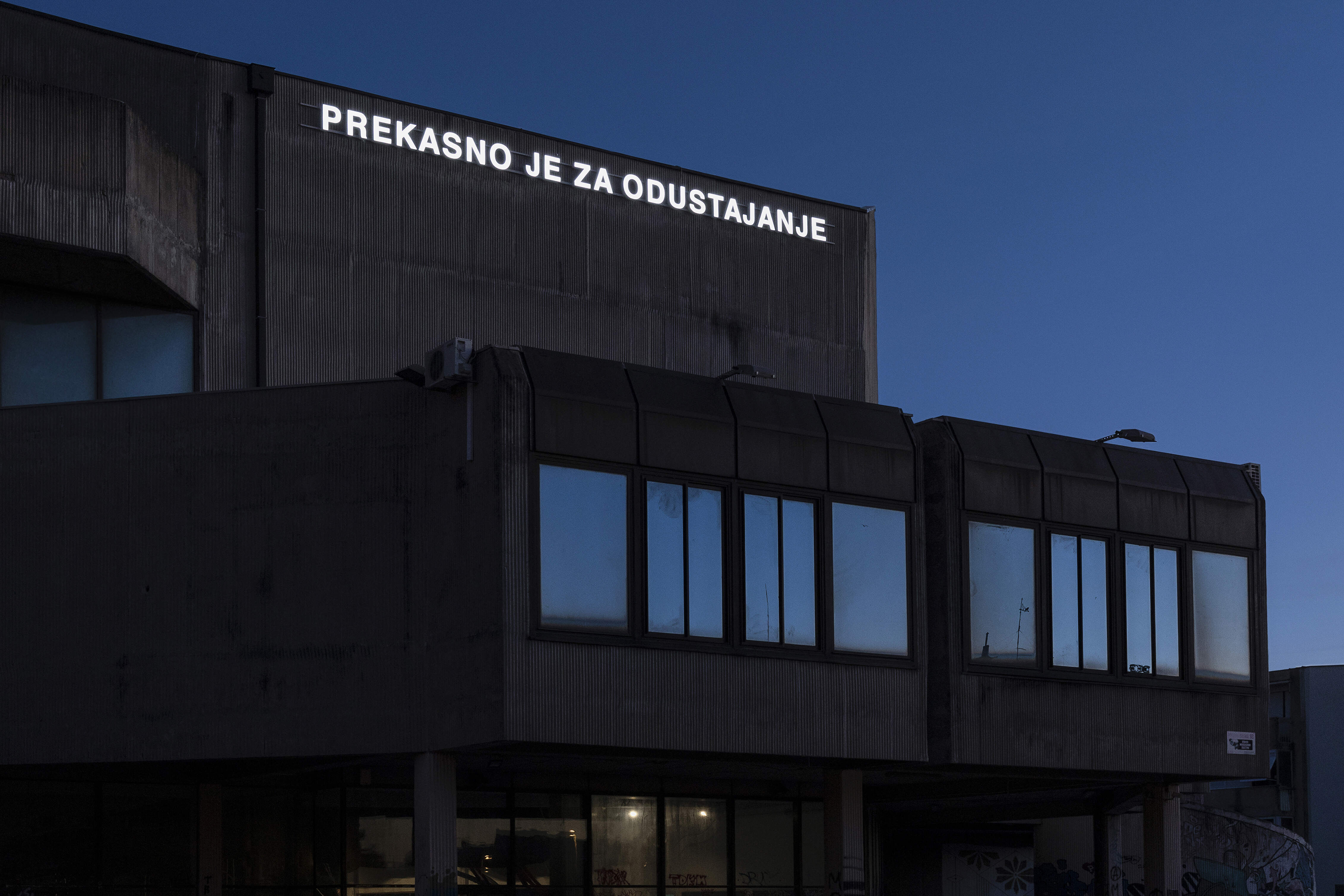 42. Splitski salon zatvara se postavljanjem rada Neli Ružić na zgradu Doma mladih