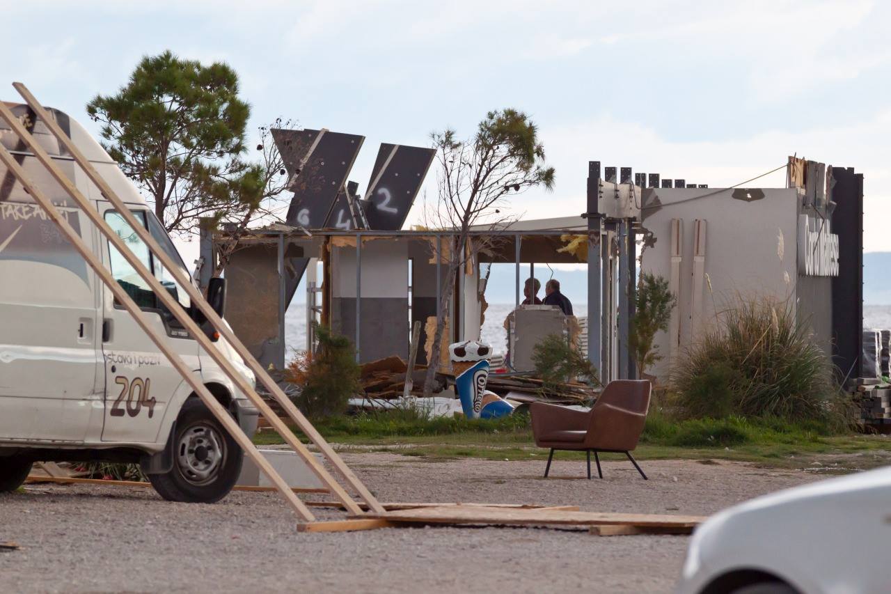 Vlasnici bespravnih objekata na Žnjanu sami počeli s razmontiranjem