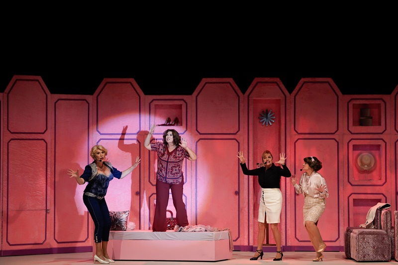 Ludilo u Splitu za “Menopauzom”