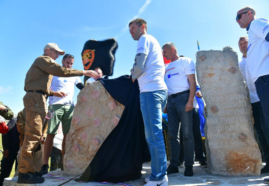 Uoči Oluje na Dinari otkriven spomenik hrvatskim braniteljima