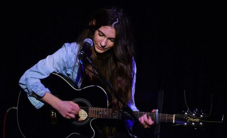 Sara Renar s bendom u Quasiju