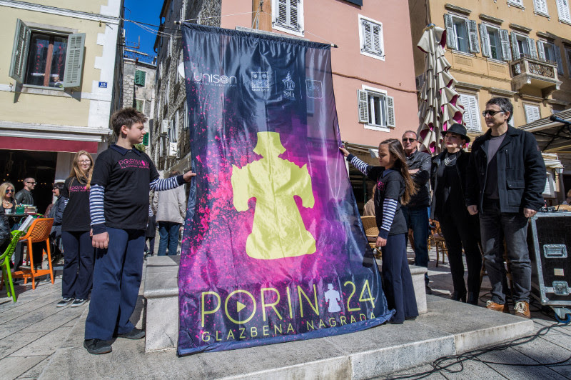 Podizanjem zastave na Pjaci službeno započeo Tjedan Porina