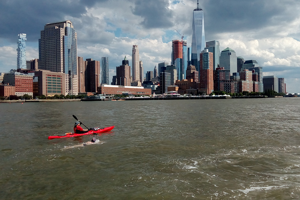 Dina Levačić  prva osoba iz Hrvatske koja je preplivala cijeli krug oko Manhattana