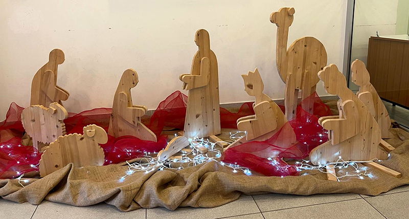 Učenici Škole za dizajn, grafiku i održivu gradnju Split izradili jaslice te ih postavili u KBC Split kako bi pacijentima uljepšali blagdane