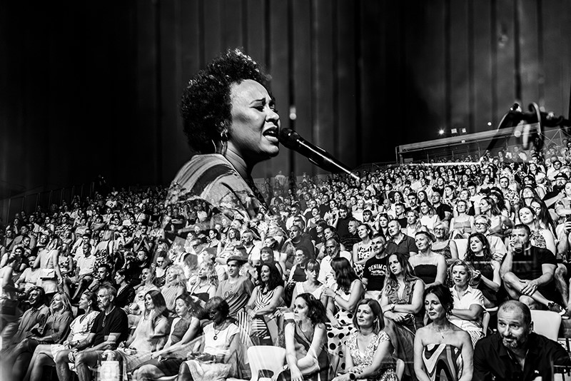 Emeli Sandé oduševila solo izvedbom na klaviru!