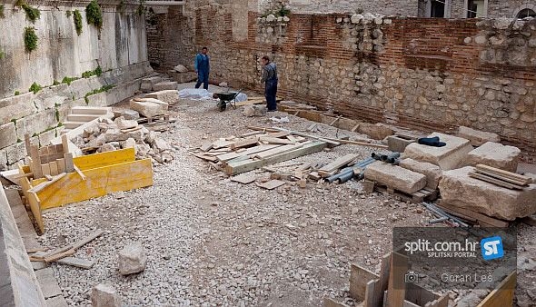 Mini gradilište pored Peristila