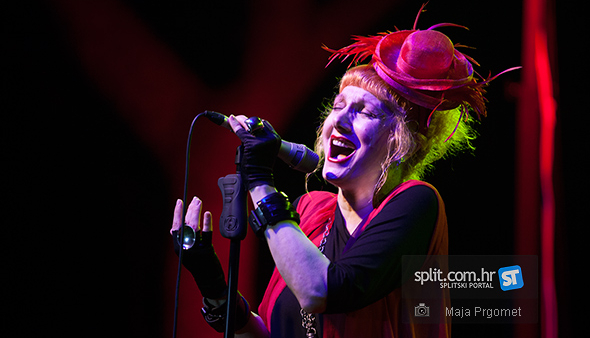 Samo je glazba na njenoj strani