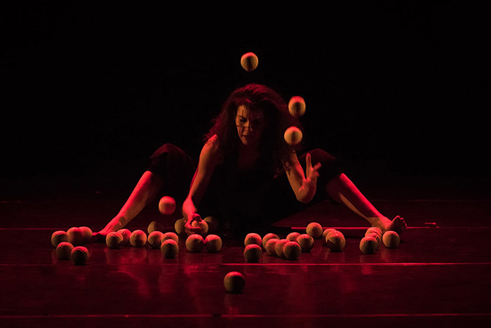 Cirkus Kolektiv  dovodi talijansku žonglersku predstavu Francesce Mari: “Tangle…in the womb of a juggler”