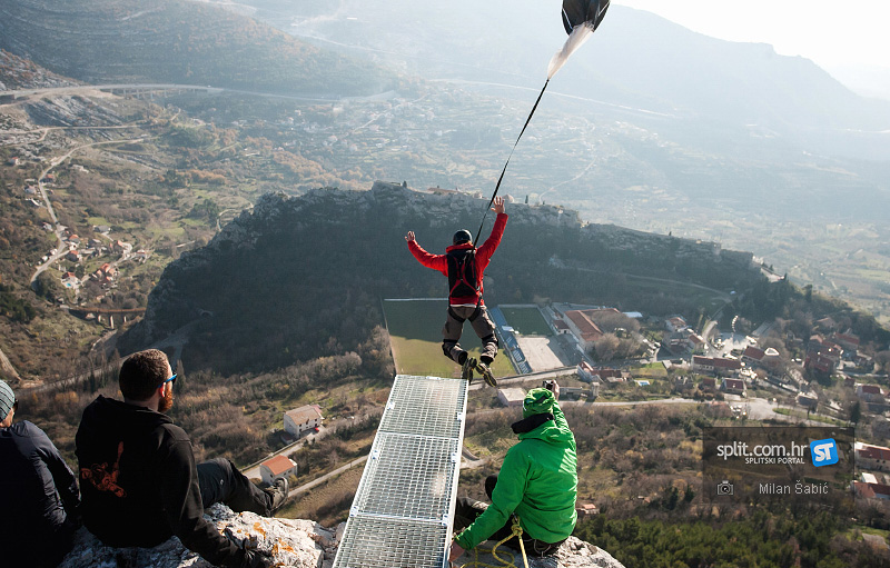 “Base jump” s Markezine grede