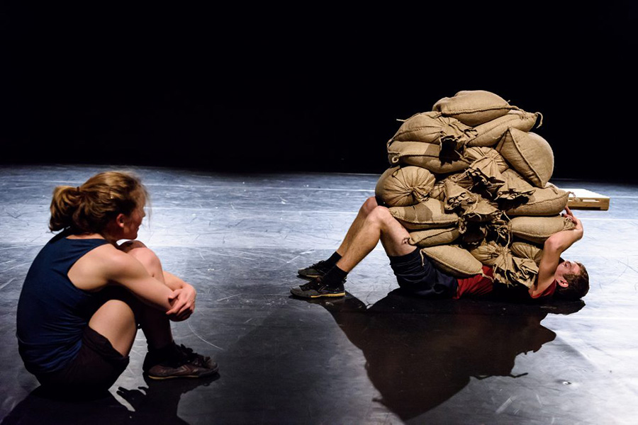 Belgijska predstava suvremenog cirkusa “As heavy as it goes” u Amfiteatru Doma mladih