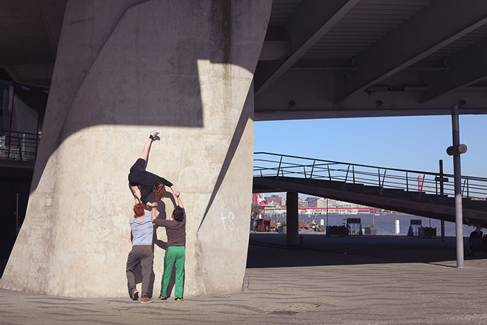 Cirkuski performans „Passing by“ skupine Knot on hands.