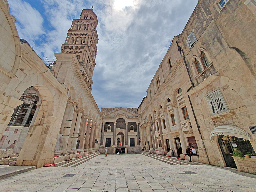 Poezija na Peristilu