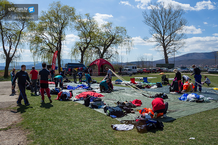 Padobranski gušti iznad Sinja