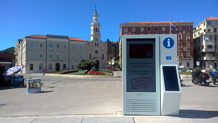 Reklamne instalacije na Rivi i Marmontovoj