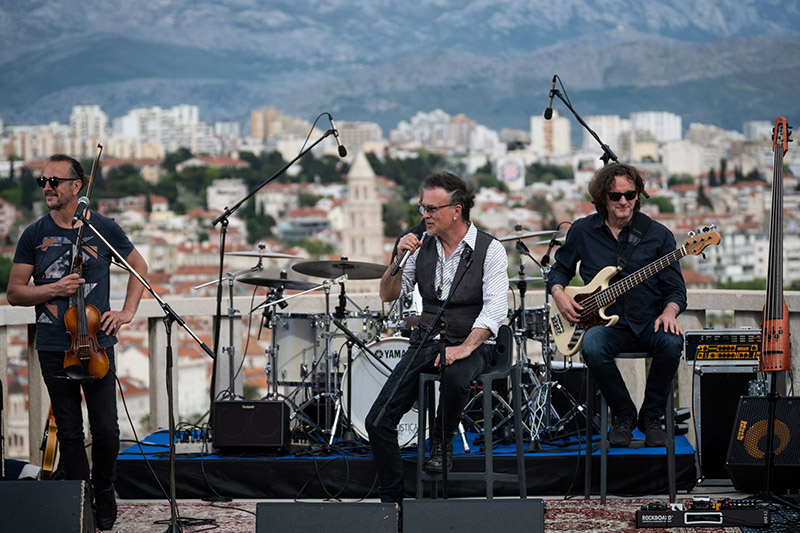 Pogledajte snimku koncerta “Gibonni u po ure na Sv. Duju”