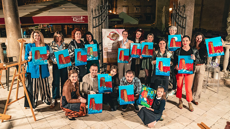 Slikarsko-vinska radionica oduševila poznate posjetitelje: U Trogiru novi hit – svi bi htjeli Kist i pit!