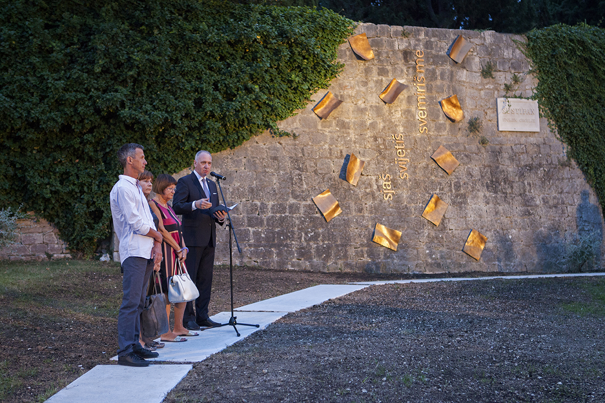 Na Sustipanu otkriven spomenik Tonču Petrasovu Maroviću