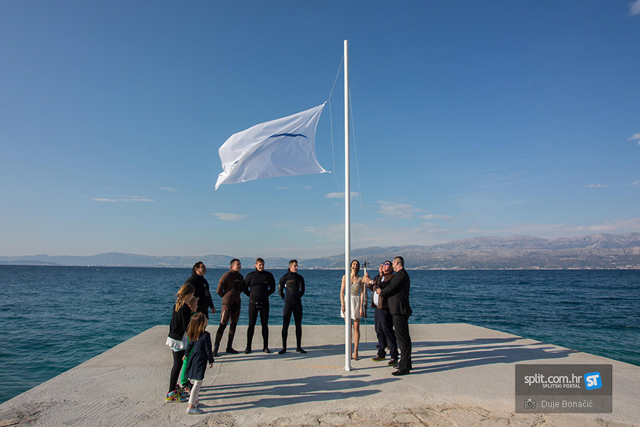 Brač prvi otok s Bijelom zastavom za čistoću mora