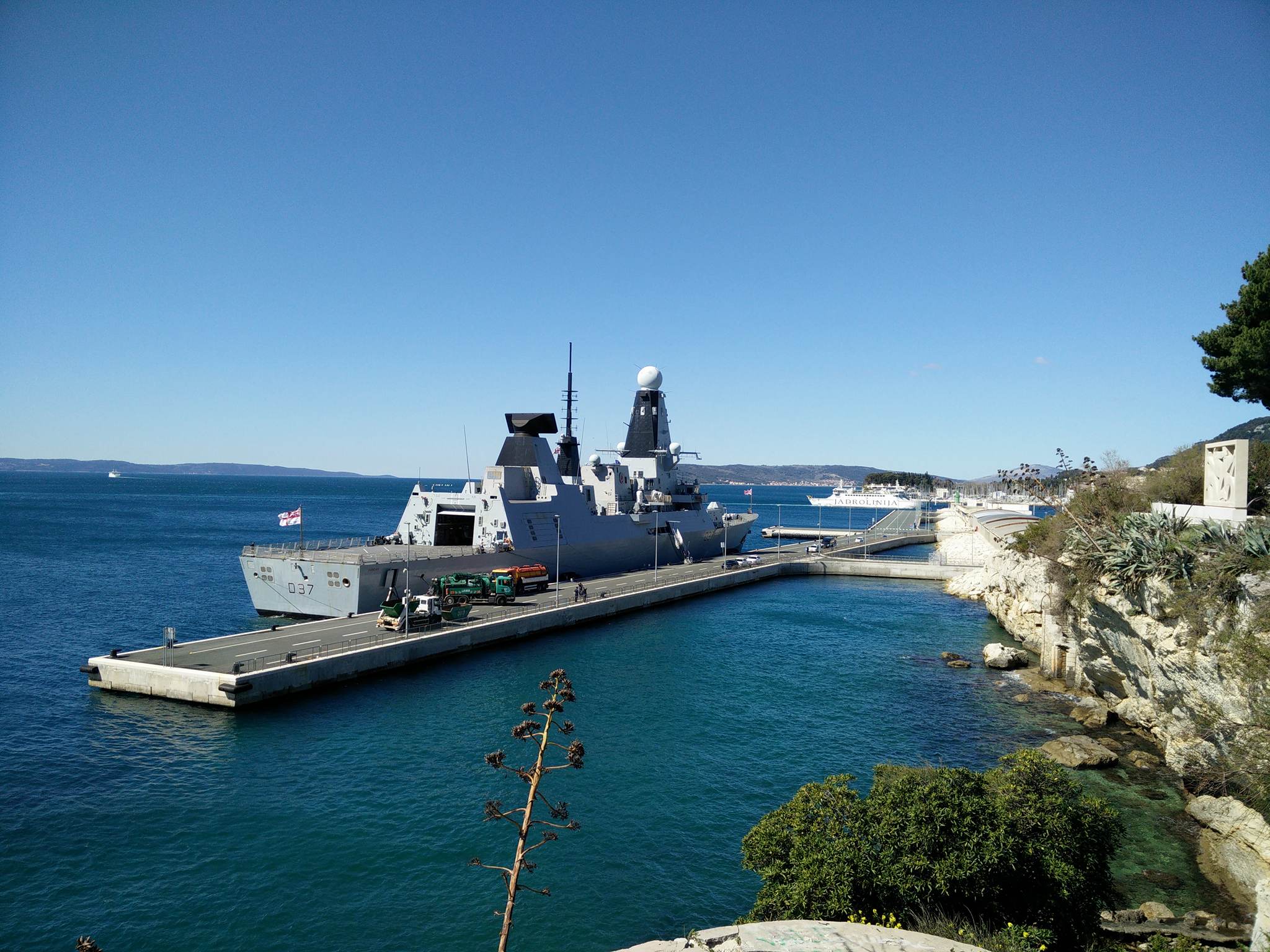 Britanski protuzrakoplovni razarač ispod Katalinka