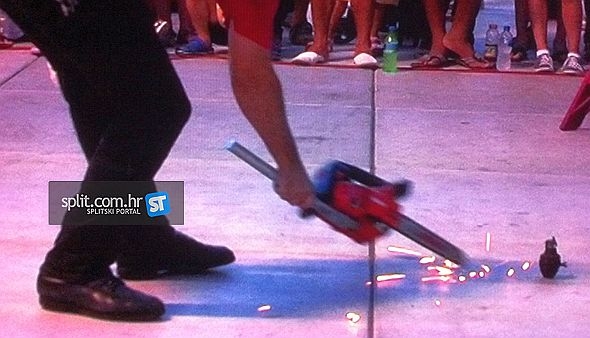 Zabavlja pilajući tehnobeton na Rivi?!