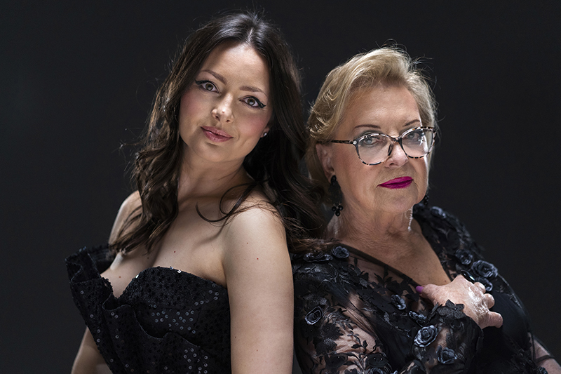 Kao najavu albuma prvijenca Ana Opačak snimila je ‘Pjesmu’ s glazbenom divom Gabi Novak