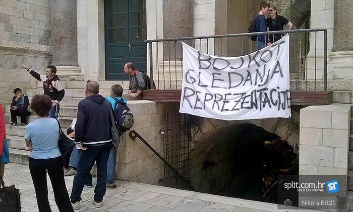 Transparent na Peristilu:”Bojkot gledanja reprezentacije”