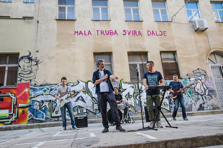 Dogma i Saša Antić iz TBF-a imaju direktnu poruku za društvo: ‘Glavom u prsi (Ka Zidane)’