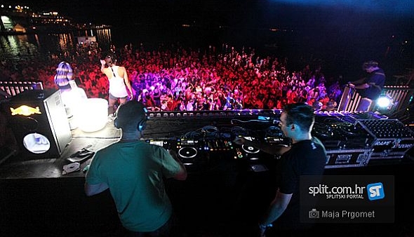 Plesni podiji se pripremaju na Bačvicama i Rivi