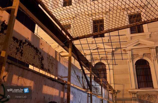 Bravo Kerume: “Turističku” palaču srušiti i napraviti perivoj!