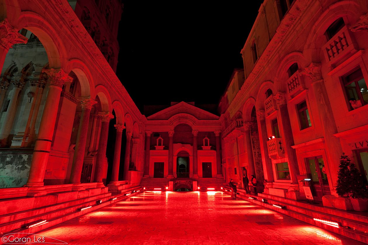 Nakon 50 godina Peristil opet obojan u crveno