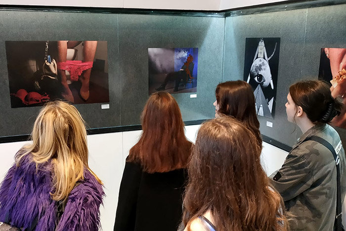 U Fotoklubu Split otvorena izložba “Prst u oko” učenika Škole likovnih umjetnosti u Splitu