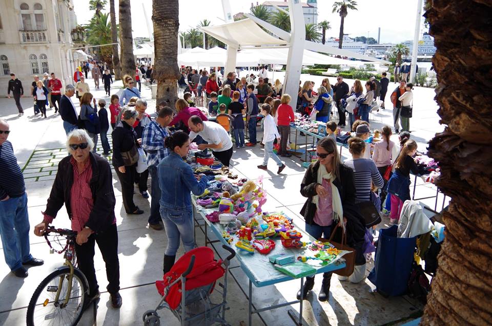 Rasprodaja rabljene dječje opreme i igračaka na Rivi