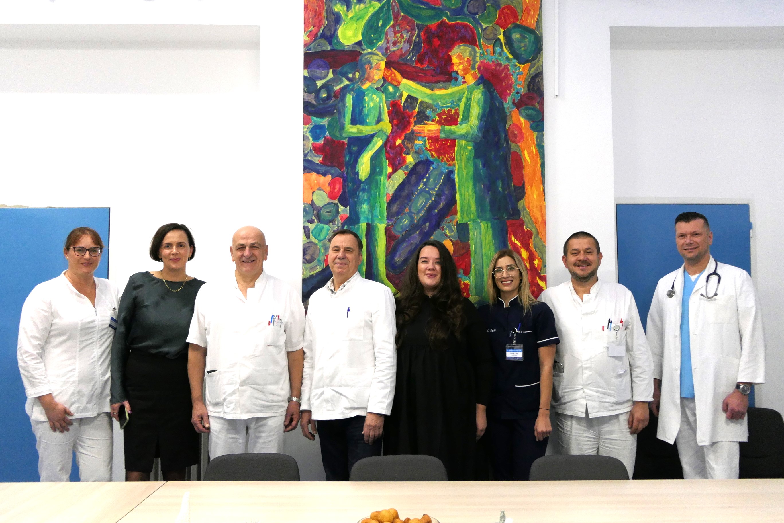 Mlada umjetnica Estera Mihaela Peruzović poklonila sliku Klinici za infektologiju KBC-a Split